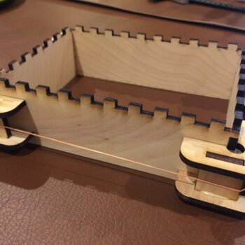 Intra απο ξύλο plywood 3mm-4mm πάχος - Κουτί κόλλας με καρτέλες Δίασταση 30x30 cm Intraeaxys-qomm06ro - Image 1