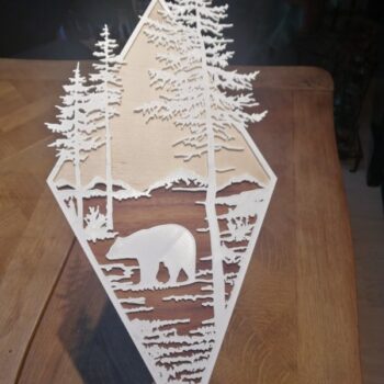 Intra απο ξύλο plywood 3mm-4mm πάχος - Διακόσμηση τοίχου Bear In The Woods Δίασταση 30x30 cm Intraeaxys-ro6y2427 - Image 1