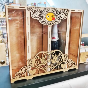 Intra απο ξύλο plywood 3mm-4mm πάχος - Δύο μπουκάλια και δύο γυάλινα κουτί κρασιού από ξύλο Δίασταση 30x30 cm Intraeaxys-r7vm8ll7 - Image 1